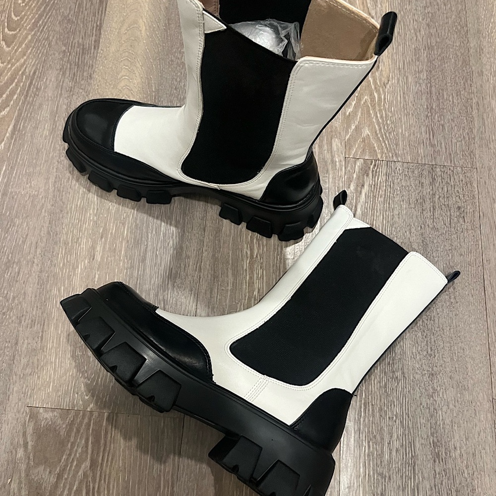 BNWT Lug Sole Chelsea Boots